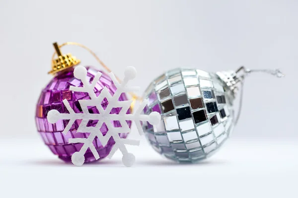 Decorazioni natalizie palline colorate su sfondo bianco — Foto Stock