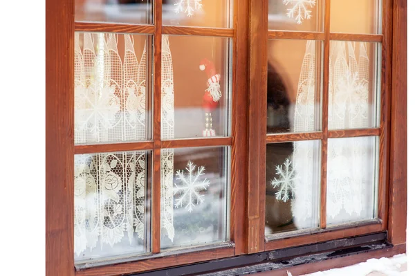 Fenster mit Schneeflocken dekoriert — Stockfoto