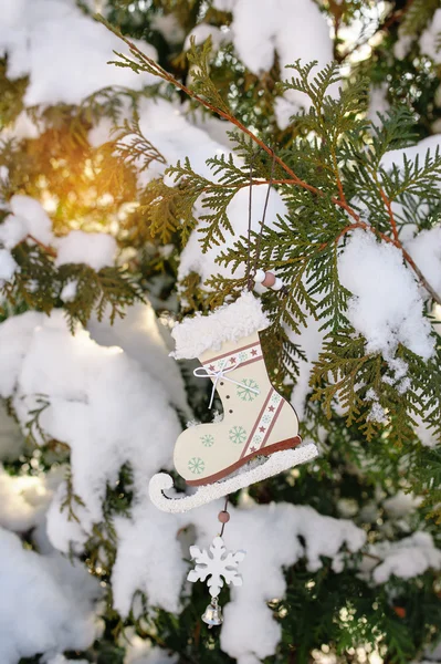 Árvore de Natal coberta de neve com brinquedo — Fotografia de Stock