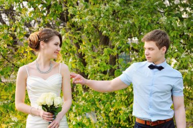 Gelin ve damat çiçek açması içinde yürüyüş Bahçe bahar