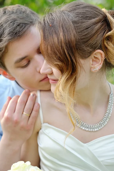 Novia y novio besándose en el jardín de primavera — Foto de Stock