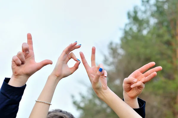 Groom and bride show fingers LOVE — Stock Photo, Image