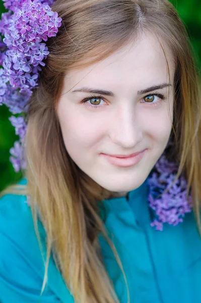 Retrato de primavera de una hermosa chica con lila — Foto de Stock