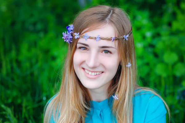 Retrato de chica feliz con una corona en la cabeza — Foto de Stock