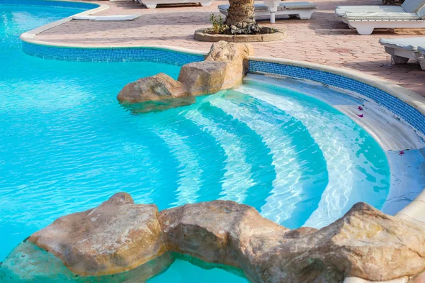 Canto de uma piscina com pedras decorativas — Fotografia de Stock