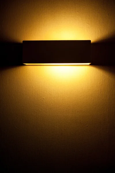 Incluído uma bela lâmpada de parede na sala — Fotografia de Stock