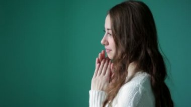 güzel genç kadın dua ellerini katlanmış