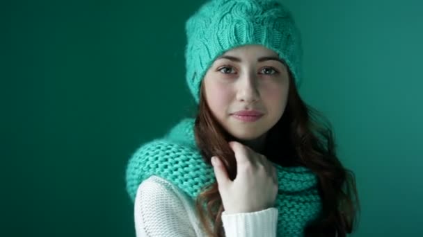 Beautiful young woman in a knitted hat posing — Stock Video