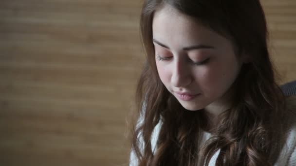 Close up portret van jonge vrouw — Stockvideo