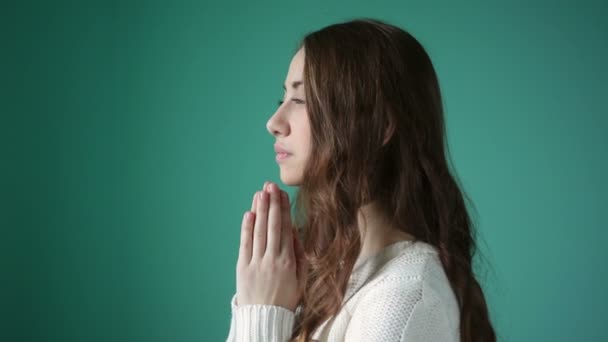 Belle jeune femme plié les mains dans la prière — Video