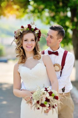 Gelin ve damat parkta yürüyor