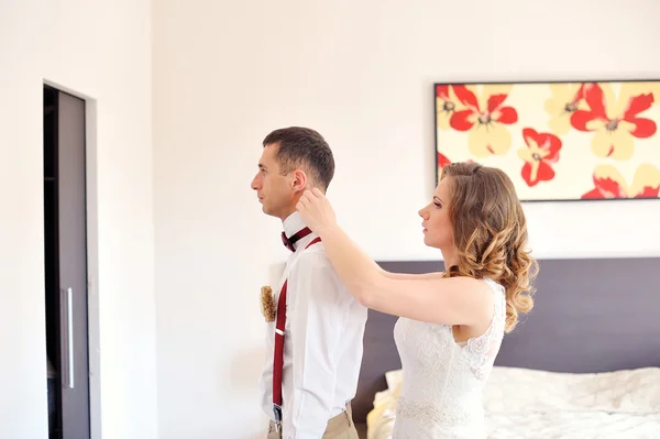 Sposa aiutando per la camicia abito da sposo — Foto Stock