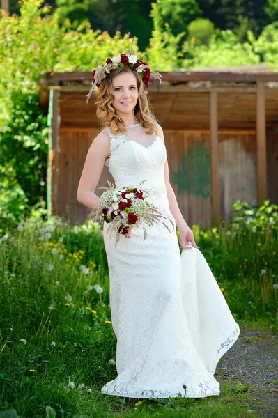 Bride with a bouquet and wreath — Stock Photo, Image