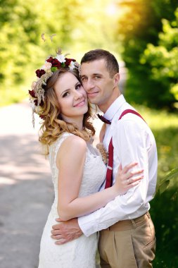 Gelin ve damat gün açık havada yürüyüş düğününde