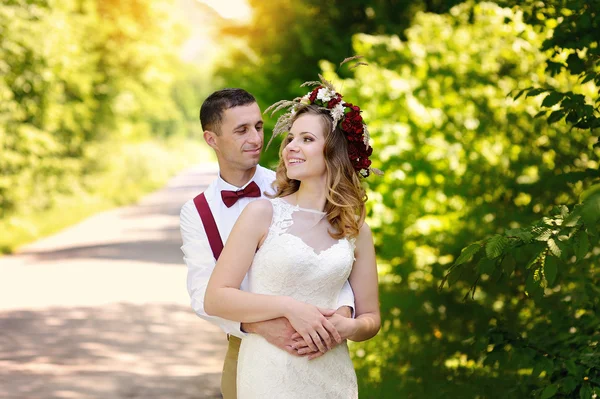 Bruden och brudgummen på bröllop dag promenader utomhus — Stockfoto