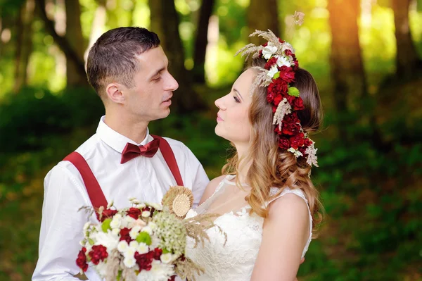 Bruden och brudgummen promenader i skogen — Stockfoto