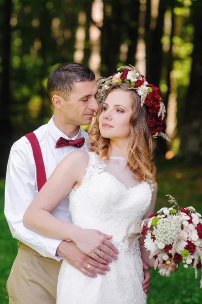 Sposa e sposo a piedi nella foresta — Foto Stock