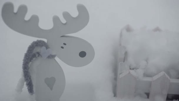 Dřevěná hračka moose a malé plot — Stock video