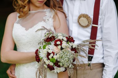 Gelin çok güzel bir buket tutuyor.