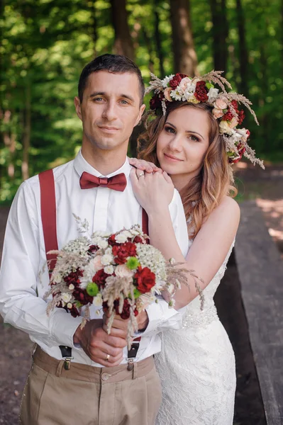 Happy bride and groom walking — Stock Photo, Image