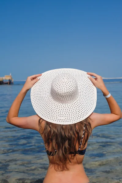 Happy woman with hat enjoying beach — Stok fotoğraf