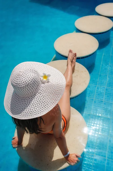 Schöne junge Frau entspannt sich im Schwimmbad — Stockfoto