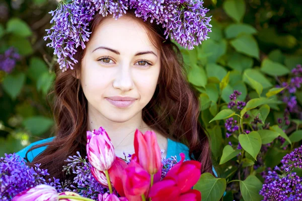 Bela mulher com um buquê de lilases — Fotografia de Stock