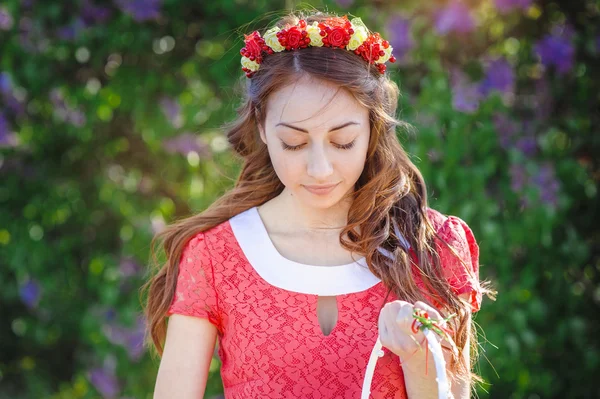 Bela jovem sorridente com cesta de flores — Fotografia de Stock