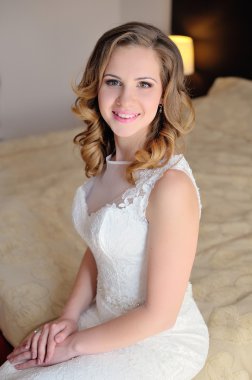 Beyaz elbise oturuşta güzel gelin