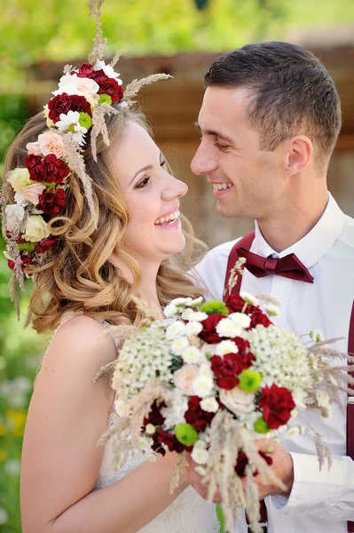 Gelin ve damat yürüyüş gün düğününde — Stok fotoğraf