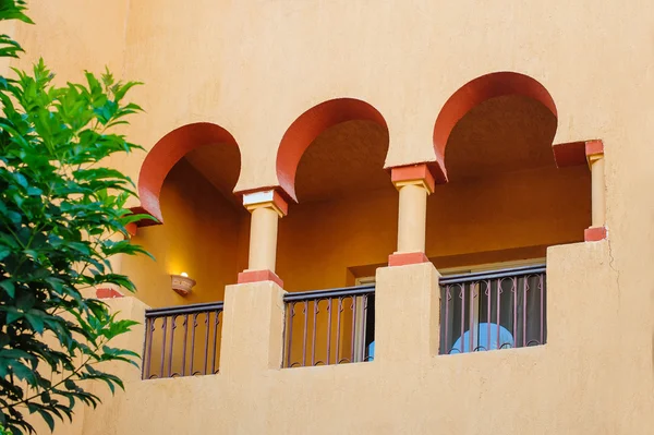 Schöne orientalische Bögen im Haus — Stockfoto