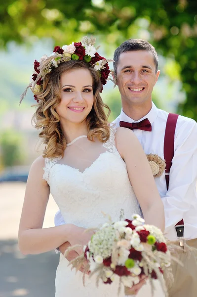 Bruid en bruidegom op wedding dag wandelen — Stockfoto