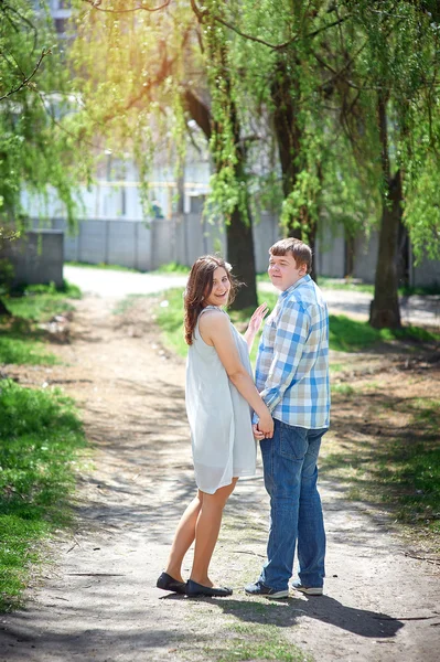 Couple amoureux marchant le long du chemin — Photo