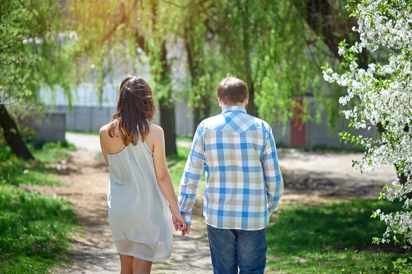 Couple in love walking along the path — Stock Photo, Image