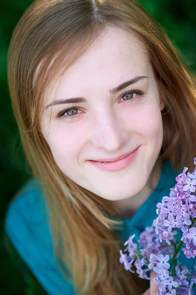 Beautiful spring young woman in a park — Stock Photo, Image