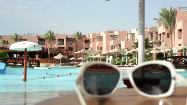 Vista del edificio a través de gafas de sol — Vídeo de stock