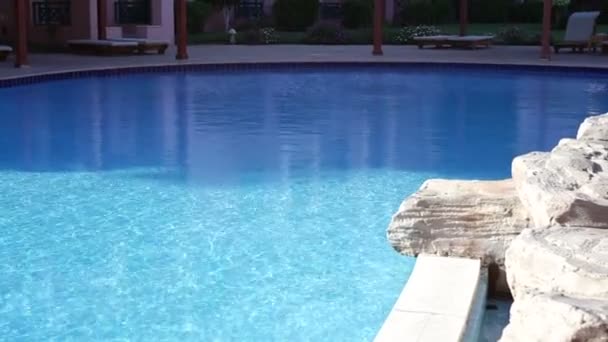 Bazén s krásnou dekorativní kameny — Stock video