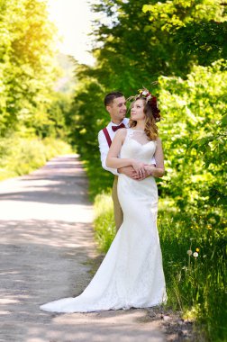 Gelin ve damat yolda yürürken