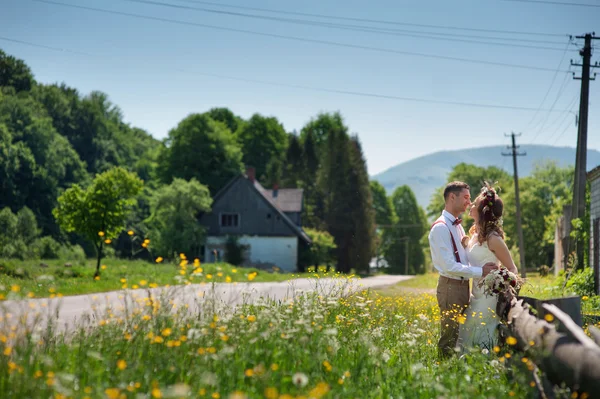 Bride and groom near to the road — Stock Photo, Image