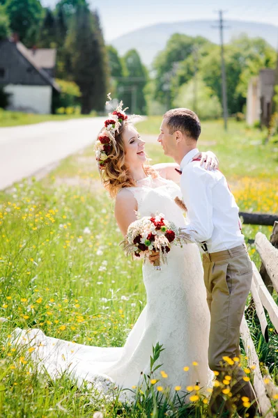 Bride and groom near to the road — Stock Photo, Image