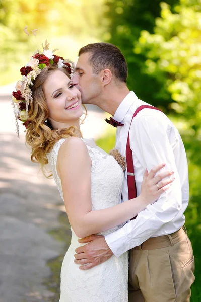 Nevěsta a ženich chůzi na cestě — Stock fotografie