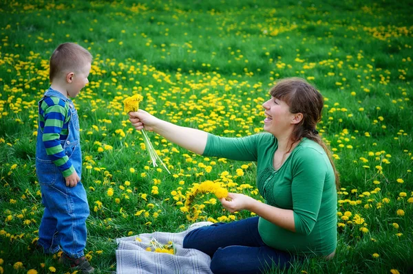 Mother and son weave a wreath — Stock Photo, Image