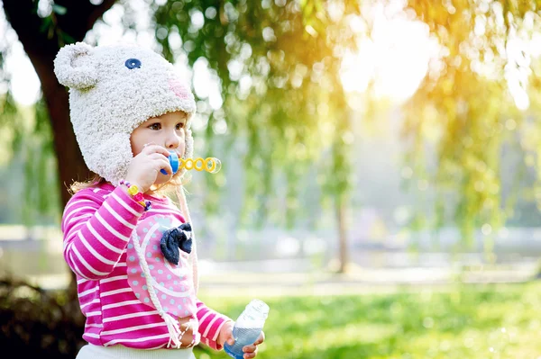 Liten flicka promenader i parken — Stockfoto