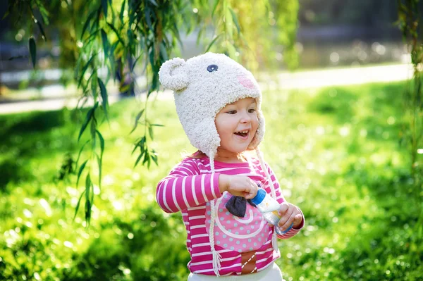 Маленькая девочка гуляет в парке — стоковое фото