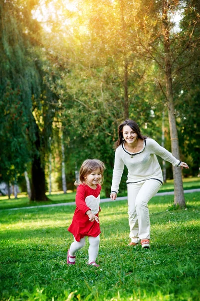 Mom plays with her daughter — Stock Photo, Image