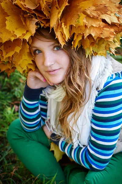 Young beautiful girl in autumn park — Stock Photo, Image