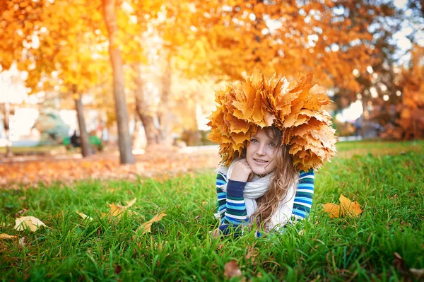 Jovem menina bonita no parque de outono — Fotografia de Stock