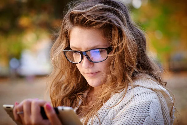 Hermosa mujer con tableta en sus manos — Foto de Stock