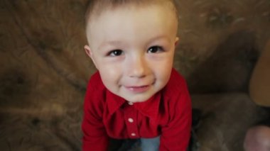 kırmızı gömlekli mutlu küçük çocuk