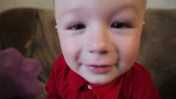Boldog kisfiú egy piros póló — Stock videók